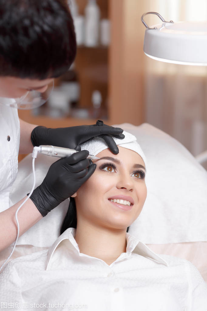 美容師應用永久紋眉技術 完善眉毛的紋身美容服務